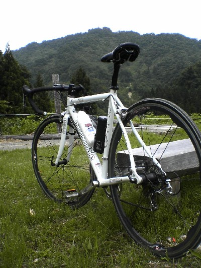 自転車の向こうに見えるのが八石山
