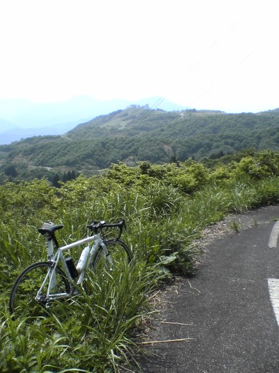 須原峠から須原スキー場が見える。