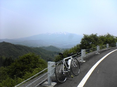 向こうの山にはまだ残雪が見える。