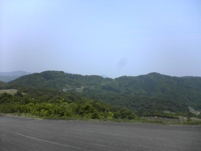 今度は須原スキー場から須原峠が見える。